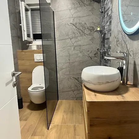 Olive Oasis Penthouse With Jacuzzi * زادار