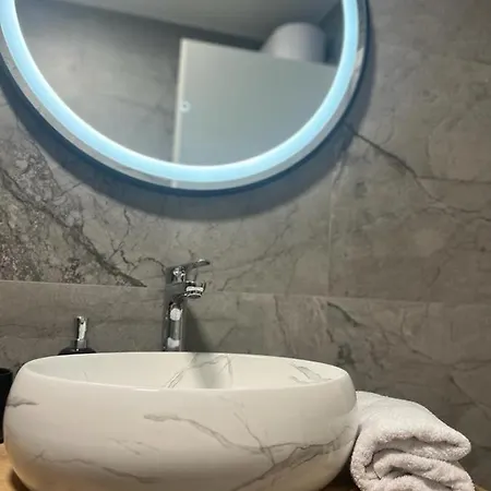Olive Oasis Penthouse With Jacuzzi * زادار