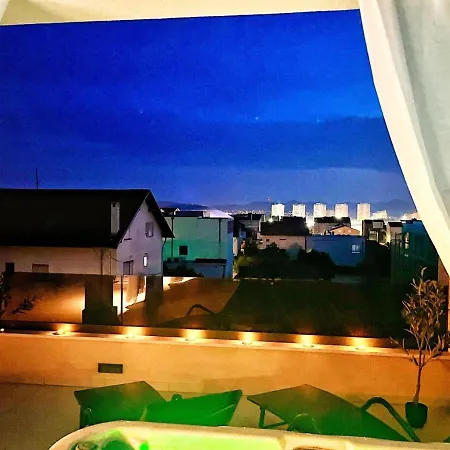 Apartmán Olive Oasis Penthouse With Jacuzzi