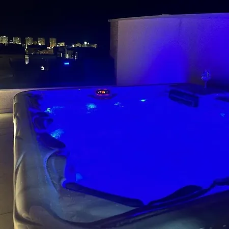 Olive Oasis Penthouse With Jacuzzi *